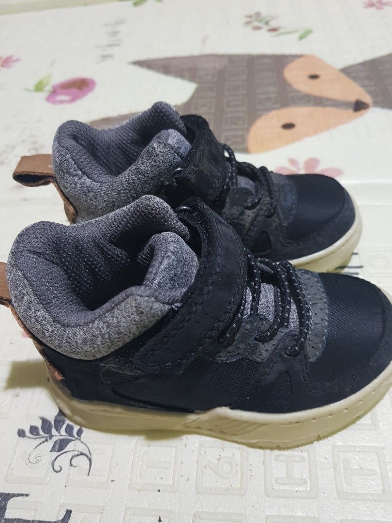 Preloved sepatu bayi laki laki size 20 - oshkosh bgosh (Kategori: Baju Bayi) berada di Jakarta Barat. Dikirim oleh toko_mamawie (ID iklan 1383357913, Gambar 2). Deskripsi: minus dus nagian alas tali ngelupas sesuai foto uk 16cm.