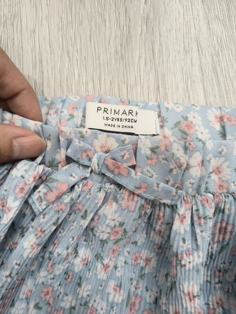 Primark 1.5yo Girl Skirt (Category: Babies & Kids Fashion) located in Kuala Lumpur. Submitted by preloved.by.jacy (Listing ID 1383339252, Image 3). Description: 1. Blue floral skirts, from Primark UK 2. elastic still good 24cm, H24cm 3. price excludes delivery.