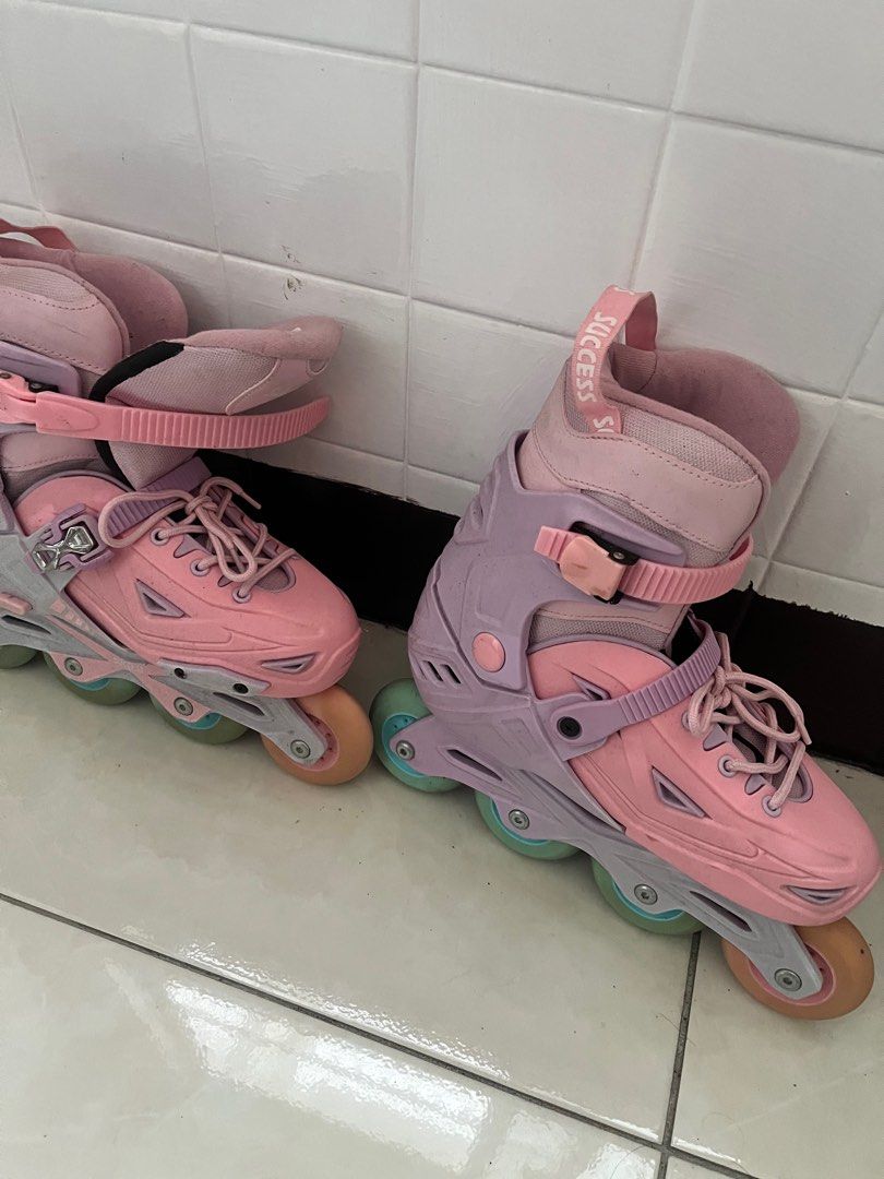 由 meilimei (刊登 ID 1383342590，圖片 1) 提交，位於 高雄市 (Kaohsiung) 的 Rollerblade 直排輪滑鞋 (類別：溜冰鞋，滑輪鞋和滑板車)，說明：22-24cm。