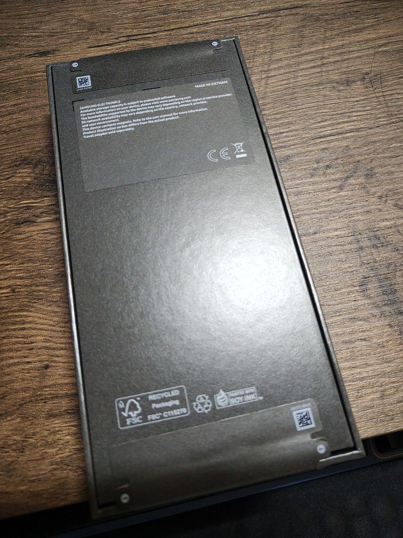 SAMSUNG Galaxy Z Flip7 FE (128GB) (Category: Samsung) located in Quezon City. Submitted by kingdropd (Listing ID 1383315976, Image 2). Description: [FOR SALE] Samsung Z Flip7 FE BRAND NEW / SEALED !! Price = ₱42,000 (SRP = ₱60,990; 31% OFF!!) Variant: - NTC approved - Black - 128GB storage - 8GB RAM Can do meetups around Metro Mnl. Negotiable. PM 🐟🔑.