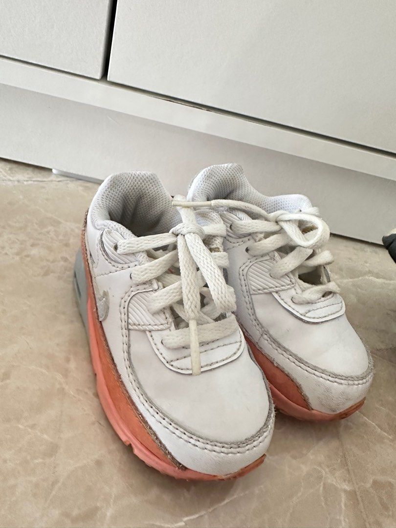 Sepatu Nike Original (Kategori: Orang Tua, Bayi & Anak - Lainnya) berada di Jakarta Selatan. Dikirim oleh patriciaardhiani123 (ID iklan 1383406918, Gambar 2). Deskripsi: Sepatu Nike Original Masih Bagus Sesuai Foto Detail Size ada di Foto Harga Beli 986.000 (ada bukti di foto).