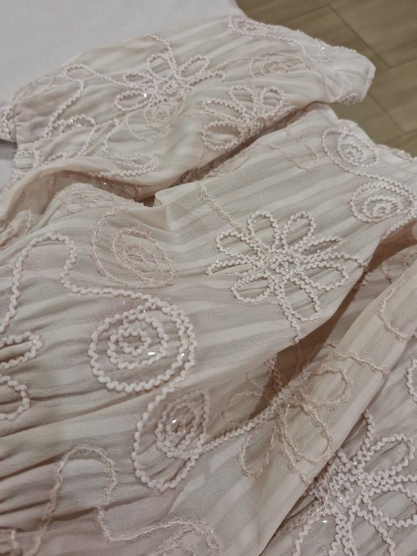 SHEIN, pink summer/concert top (Category: Sleeveless) located in Manila. Submitted by jenfer80 (Listing ID 1383366240, Image 3). Description: - baby pink color, flower embroidery w/ slight shimmer - never used, completely brand new - adjustable straps - comfortable to wear (strictly no refunds/returns‼️).