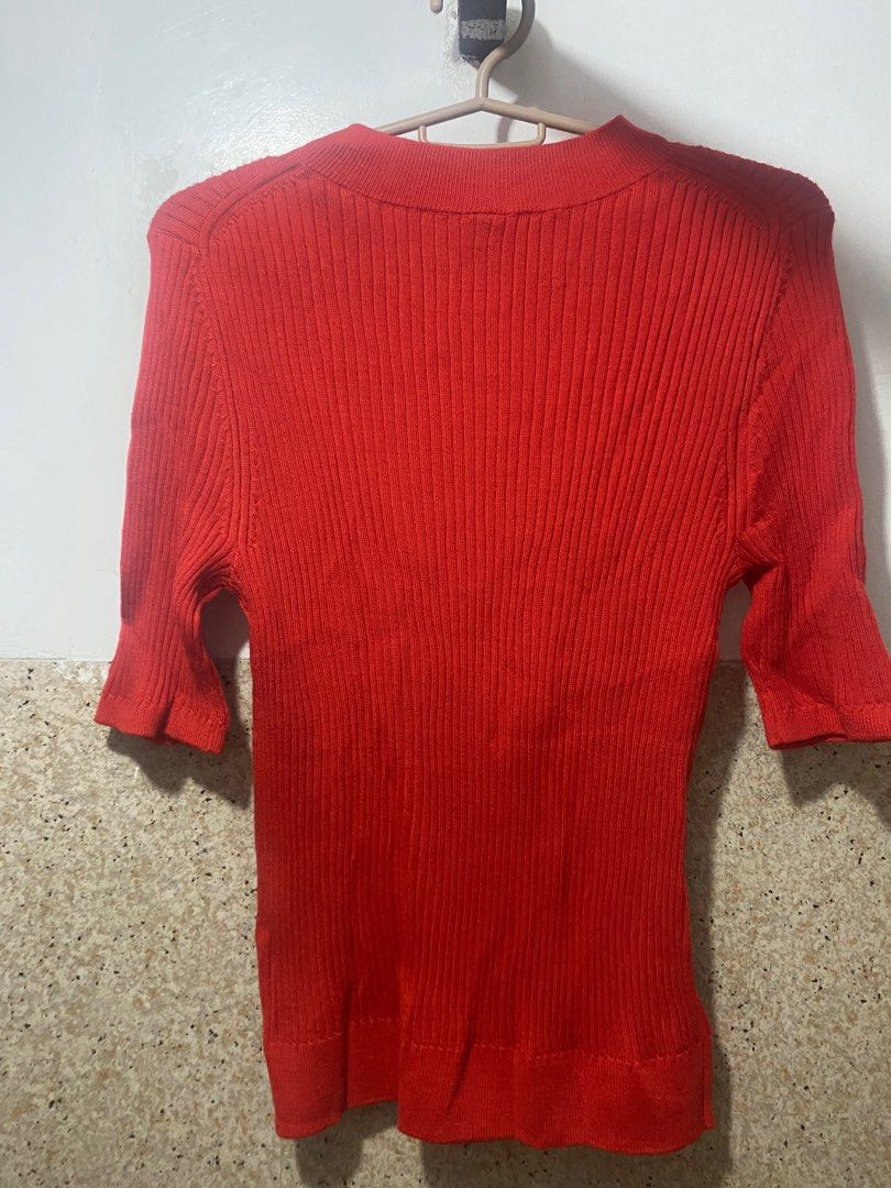 UNIQLO red ribbed knit top (Category: Others Tops) located in Malay. Submitted by spacetrips (Listing ID 1383371718, Image 3). Description: +80 shipping fee - flash express Next day delivery No flaws.