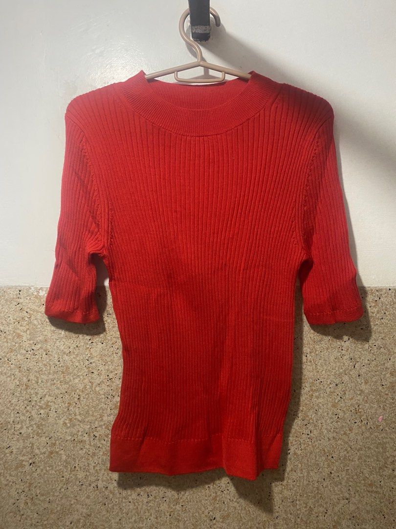 UNIQLO red ribbed knit top (Category: Others Tops) located in Malay. Submitted by spacetrips (Listing ID 1383371718, Image 2). Description: +80 shipping fee - flash express Next day delivery No flaws.