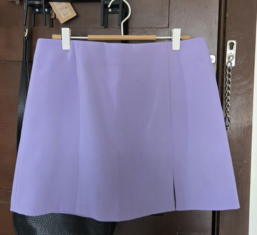 Uniqlo Skirt Size Large (Category: Skirts) located in Quezon City. Submitted by mgdeclutters (Listing ID 1383342194, Image 1). Description: size large removed tags but not used.