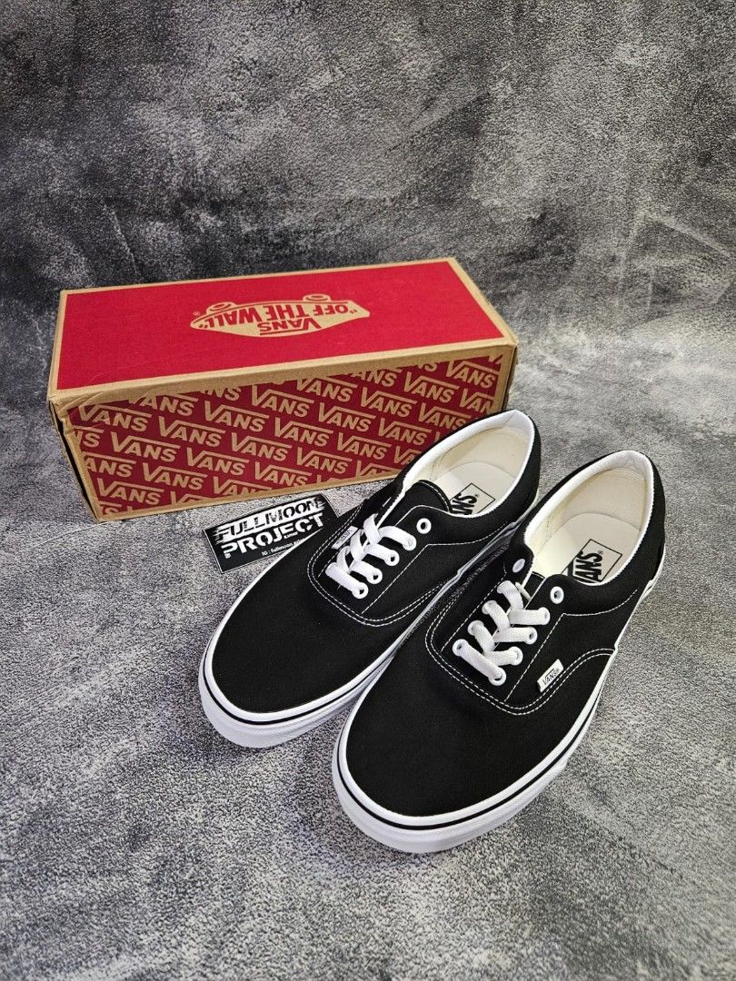 Vans era black white original, Fesyen Pria, Sepatu Sneakers di