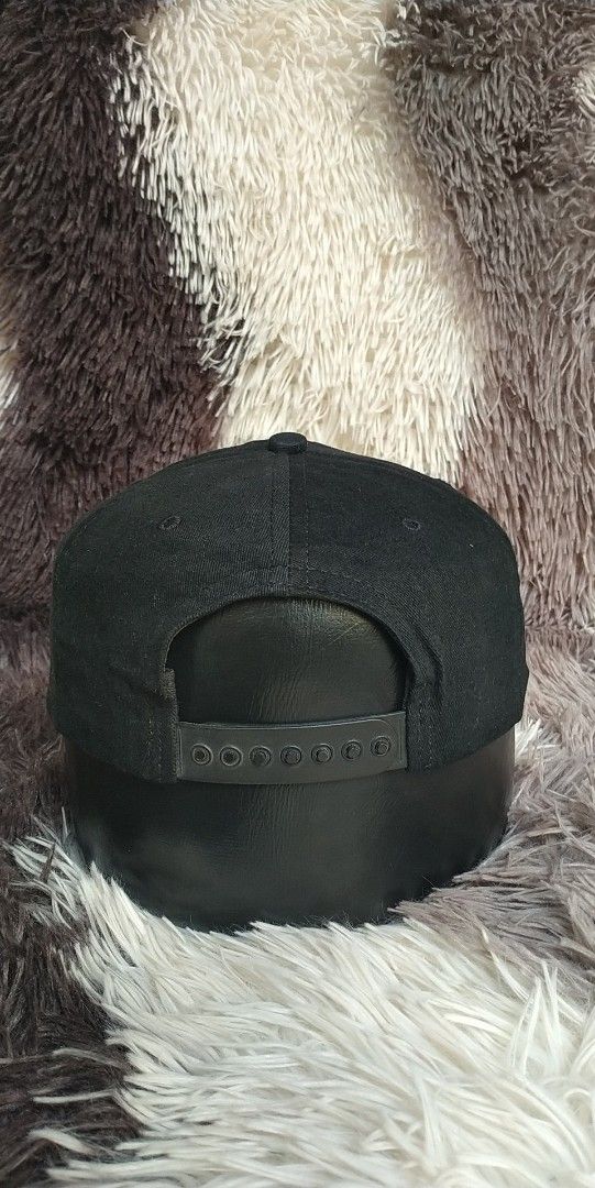 VINTAGE ROXY X QUIKSILVER CAP (Category: Caps & Hats) located in Pili. Submitted by janrypalmerodelima (Listing ID 1383407151, Image 2). Description: VINTAGE ROXY X QUIKSILVER CAP CONDITION: EXCELLENT COLOR RATE: 9.8/10 ISSUE: NONE.