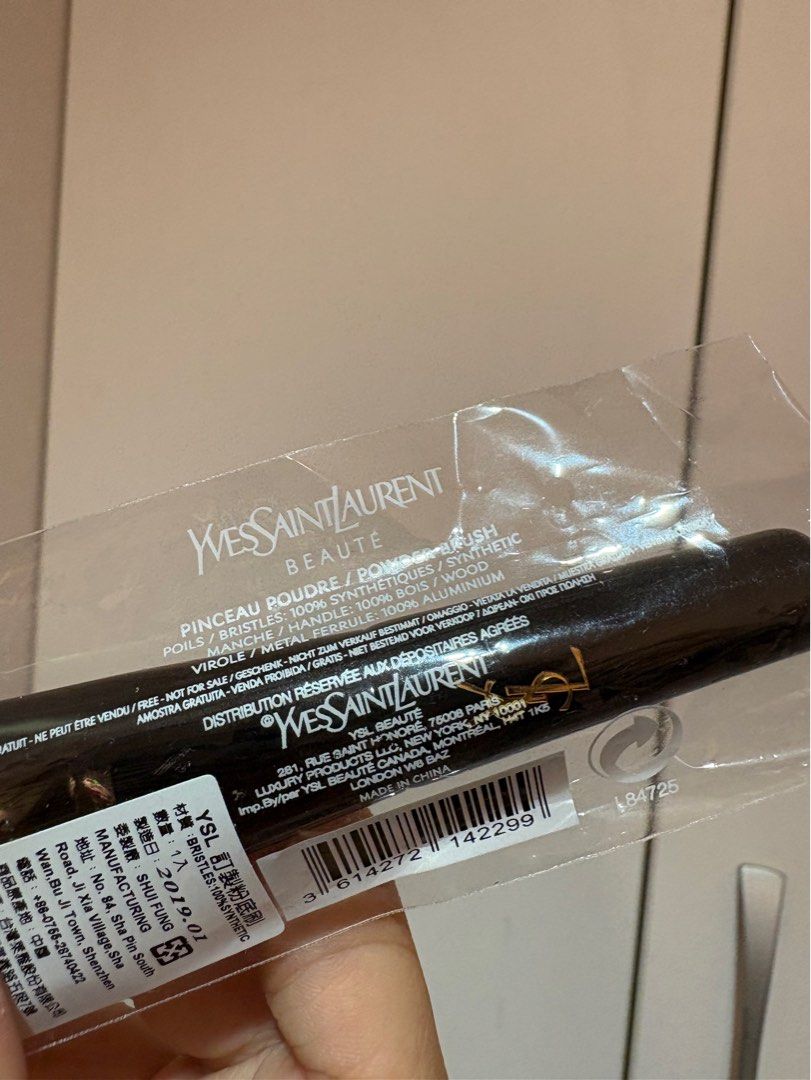 由 alicecandlelight (刊登 ID 1383341373，圖片 1) 提交，位於 台北市 (Taipei) 的 YSL 訂製粉底刷 (類別：眼部彩妝、保養)，說明：全新YSL 底妝刷，包裝全新未拆（微破損） 🉑議價 🉑換物 台北面交，運費可議。
