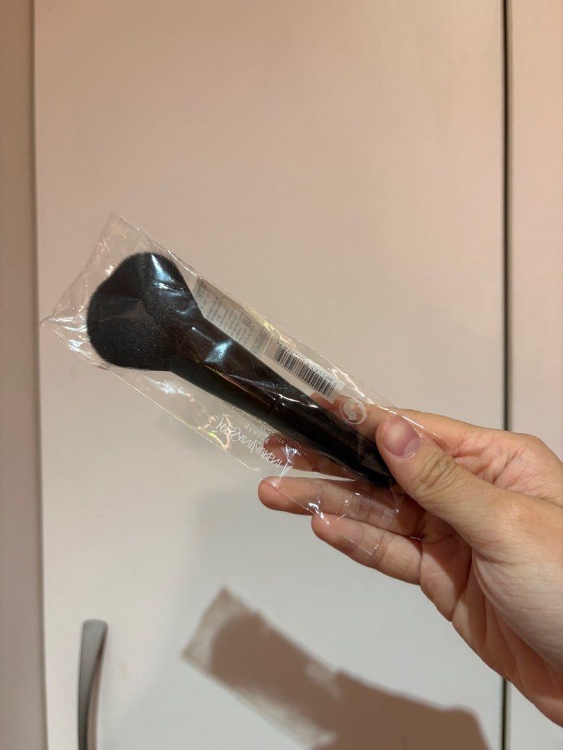 由 alicecandlelight (刊登 ID 1383341373，圖片 2) 提交，位於 台北市 (Taipei) 的 YSL 訂製粉底刷 (類別：眼部彩妝、保養)，說明：全新YSL 底妝刷，包裝全新未拆（微破損） 🉑議價 🉑換物 台北面交，運費可議。
