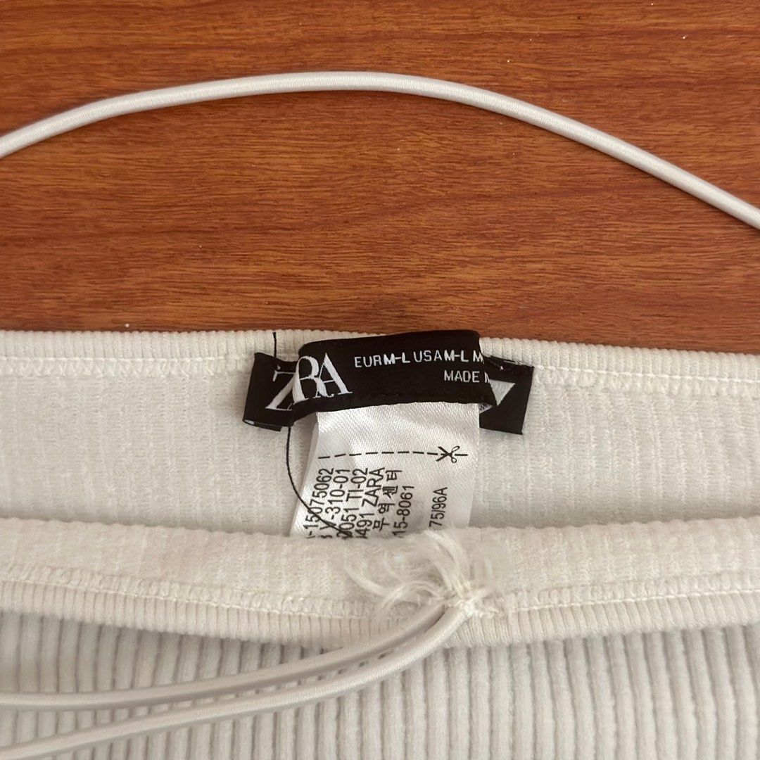 ZARA White Rib Off-Shoulder Halter Crop Top (Category: Others Tops) located in Las Pinas. Submitted by ariarchives (Listing ID 1383355995, Image 2). Description: M-L Never used Very good condition Halter strap + Long sleeves + Off shoulder RFS: Bought the wrong size .