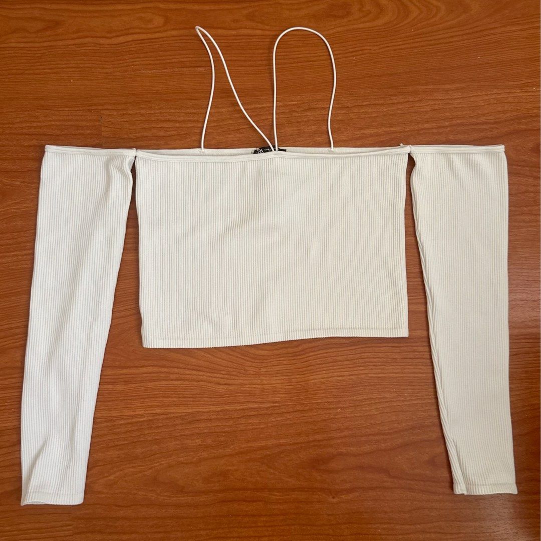 ZARA White Rib Off-Shoulder Halter Crop Top (Category: Others Tops) located in Las Pinas. Submitted by ariarchives (Listing ID 1383355995, Image 1). Description: M-L Never used Very good condition Halter strap + Long sleeves + Off shoulder RFS: Bought the wrong size .