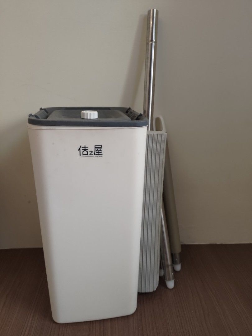 由 emily021547349 (刊登 ID 1383551211，圖片 1) 提交，位於 嘉義市 (Chiayi City) 的 膠棉拖把+水桶一組（吸掛刮拖2件組） (類別：清潔工具)，說明：⭐水桶+拖把 ⭐不換物可併單誠可議價 ⭐無賣O便。