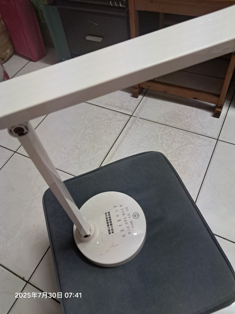 由 t2501kimo (刊登 ID 1383663904，圖片 2) 提交，位於 桃園市 (Taoyuan) 的 充電枱燈，只賣40元 (類別：燈飾)，說明：狀況良好，但未附充電線哦。