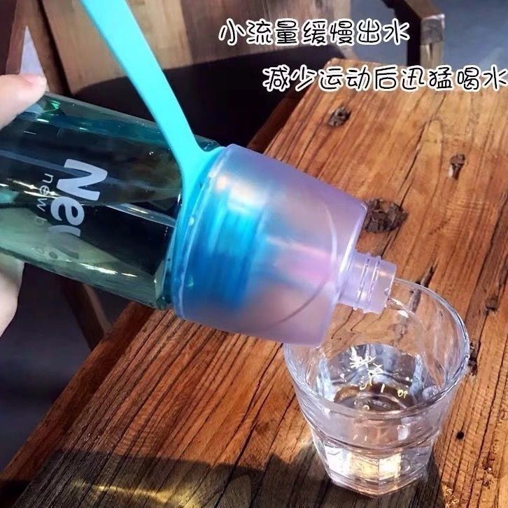由 yanzhen0222 (刊登 ID 1383469948，圖片 3) 提交，位於 南投縣 (Nantou) 的 大容量噴霧運動水壺水杯 (類別：水杯、水壺)，說明：現貨商品 不議價不換物 下單請備註顏色。