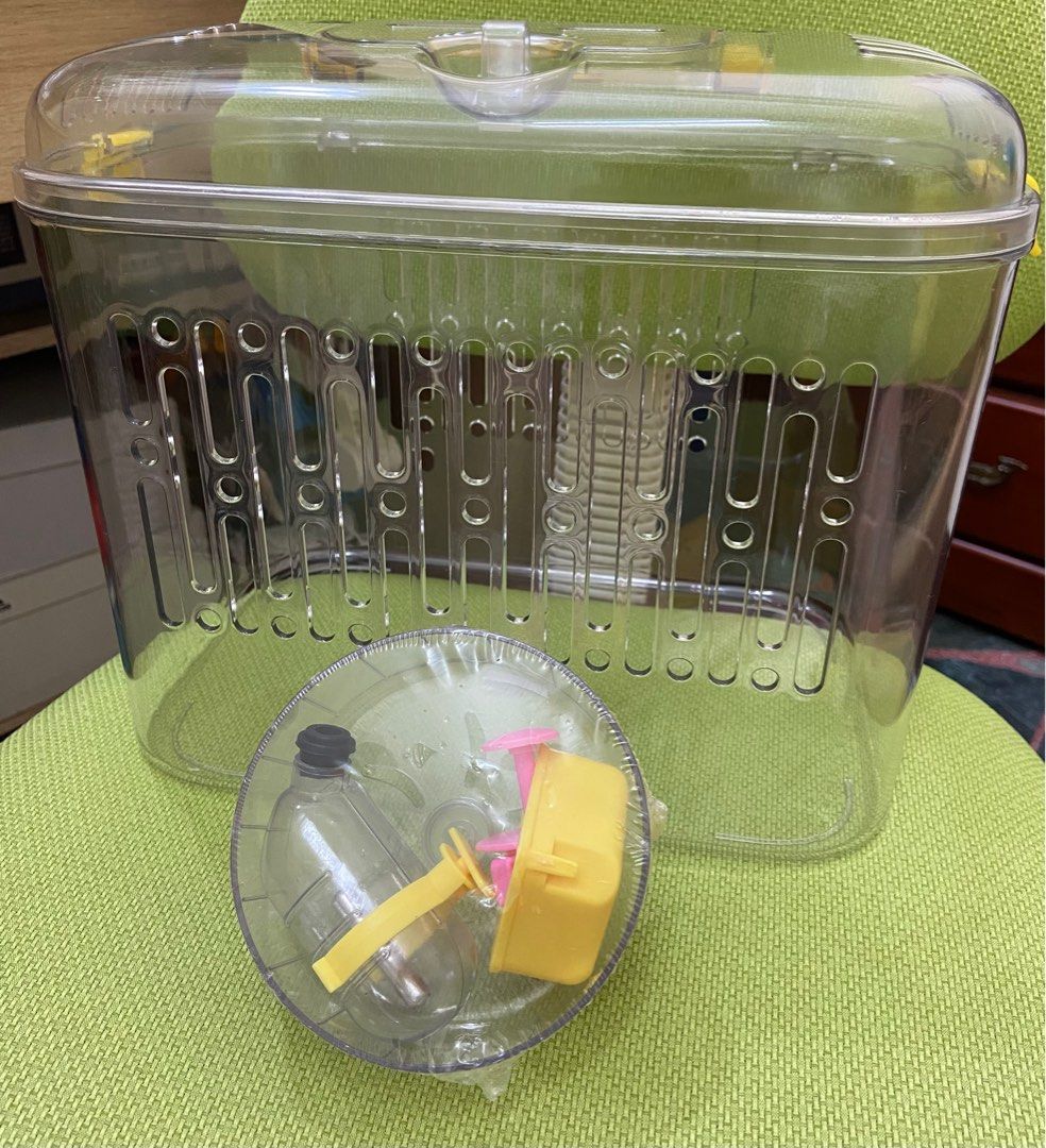由 ting07196960374 (刊登 ID 1383488422，圖片 1) 提交，位於 台北市 (Taipei) 的 🐭🐭🐭倉鼠外出籠～透明 (類別：寵物及其他)，說明：商品狀況如圖所示，是全新的，無使用過，內含倉鼠所需的配件，籠子頂部有一個小開口，如有喜歡請先詢問在下單哦！ 尺寸：30cm*20cm*24cm 。