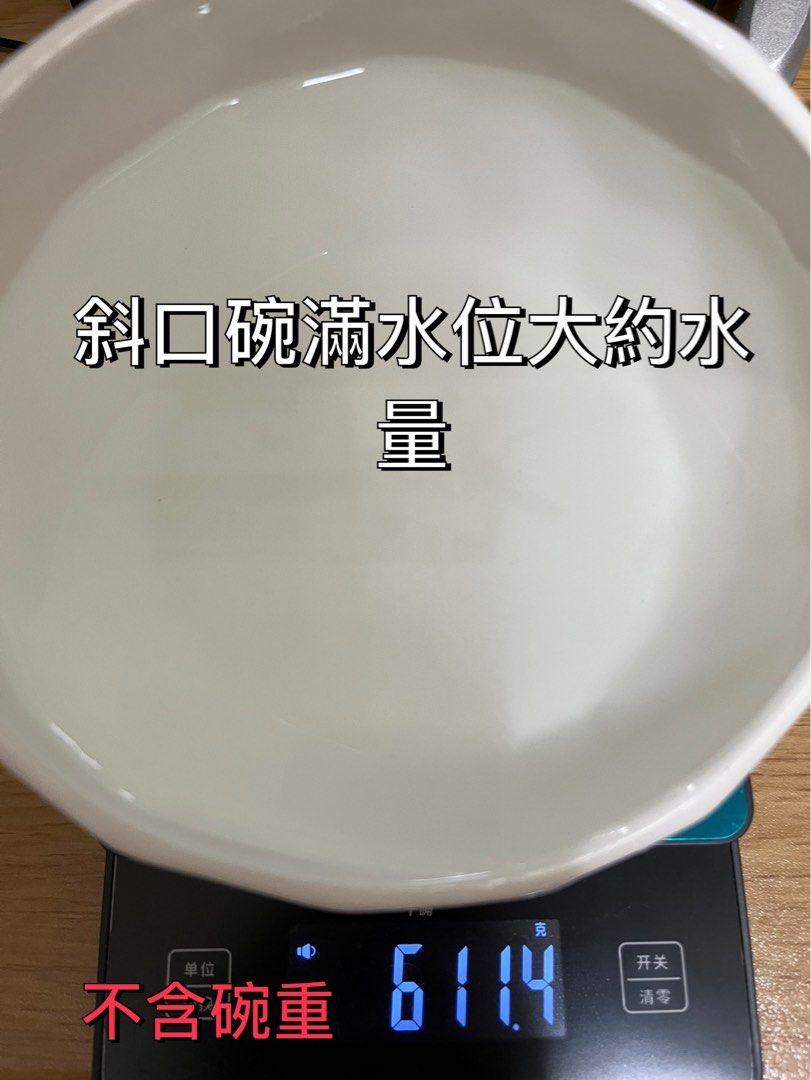 由 isayrabbit (刊登 ID 1383437383，圖片 3) 提交，位於 高雄市 (Kaohsiung) 的 全新/寵物斜口碗/飼料碗/水碗/白色 (類別：寵物及其他)，說明：還滿大一個、請自行參考圖片尺寸，評估是否大小適合 材質：陶瓷 高雄可自取！ 兩個一起購買180/無盒裝，原保麗龍收到時已裂，故會使用其他紙盒裝。。