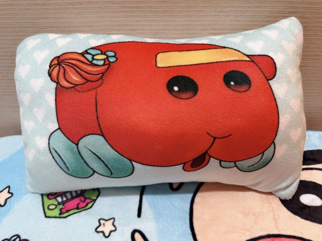 由 jjz861 (刊登 ID 1383538811，圖片 1) 提交，位於 彰化縣 (Changhua) 的 🌈天竺鼠車車造型滑鼠枕💻可愛紅髮花花款｜辦公舒壓手腕護腕枕 (類別：電腦滑鼠及相關產品)，說明：✨人氣爆棚的【天竺鼠車車】來啦～這款紅髮花花造型滑鼠枕，不只可愛到爆表，還超級實用！🥰 💻長時間用電腦手會酸？這顆滑鼠枕能減壓護腕～還可以當作午睡小枕頭、舒壓靠墊，療癒度滿分❤️無論是粉絲收藏、上班族、學生族群都超適合唷！🎓🎁 🌟特色介紹： ✔️ 紅髮花花角色造型💖萌力破表 ✔️ 二用功能：滑鼠護腕枕✋小午睡枕💤 ✔️ 舒適柔軟材質：親膚觸感、內填棉柔，超級好抱🌸 ✔️ 迷你好收納：體積小巧不佔位，辦公桌&書桌都適用📚 ✔️ 超療癒必備：追劇、追劇、再追劇都不孤單🎬🐹 ✔️ 尺寸：寬24X長14 公分 ✨✨✨手工平量尺寸可能略有小幅度的誤差，請見諒！！🙏🙏🙏 祝您購物愉快！！🎁🎁🎁。