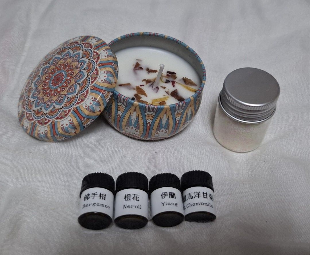 由 woo0633 (刊登 ID 1383586447，圖片 1) 提交，位於 嘉義市 (Chiayi City) 的 香薰蠟燭+贈送精油x4瓶 (類別：居家香薰)，說明：香薰蠟燭+贈送精油x4瓶 主要成份:大豆植物蠟,植物精油 贈送小品:佛手柑,橙花,伊蘭,羅馬洋甘菊 可自由添加香薰精油使用，香味更持久~ 🔸 使用建議 營造居家放鬆氛圍，自用療癒、送禮也超有質感 🌿 📦 售出不退換｜歡迎私訊詢問細節。