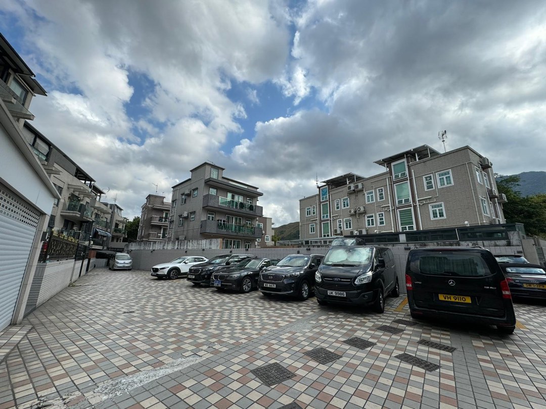 🔥 元朗竹坑村三樓天台 + 車位 🏠 700呎三樓+700呎天台，3房1廁64077577470850114