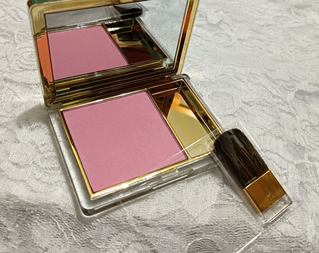 由 bonny___coco99. (刊登 ID 1383471493，圖片 1) 提交，位於 新北市 (New Taipei) 的 絕版正品 雅詩蘭黛 腮紅 頰紅 修容 低售不議 (類別：化妝品)，說明：7g 粉全新無外紙盒 色號和批號請參考圖片3 圖片是實拍。