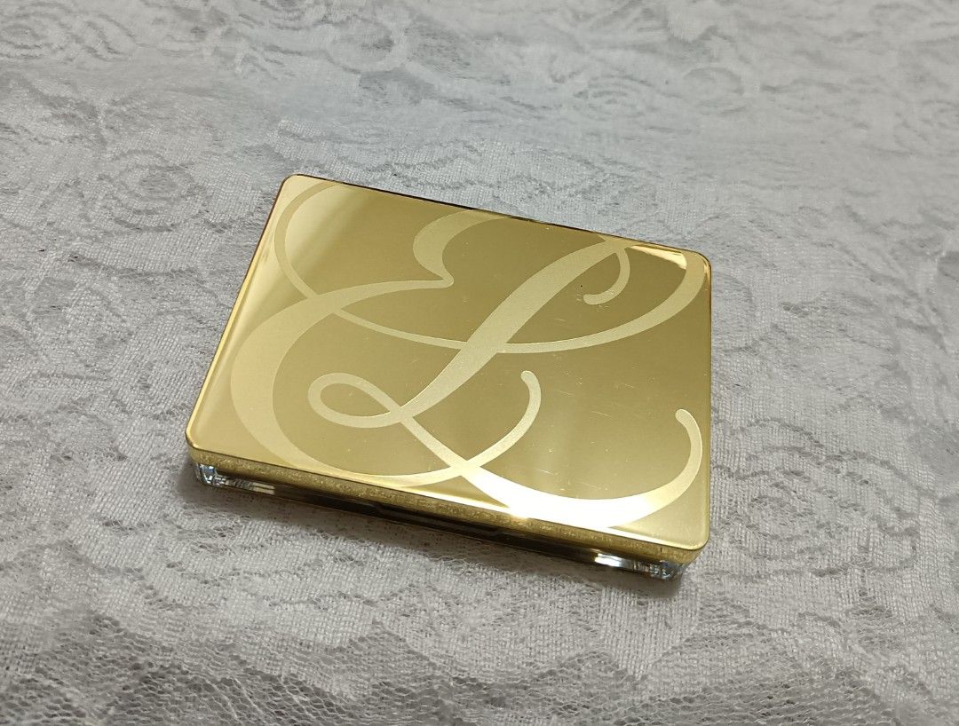 由 bonny___coco99. (刊登 ID 1383471493，圖片 2) 提交，位於 新北市 (New Taipei) 的 絕版正品 雅詩蘭黛 腮紅 頰紅 修容 低售不議 (類別：化妝品)，說明：7g 粉全新無外紙盒 色號和批號請參考圖片3 圖片是實拍。