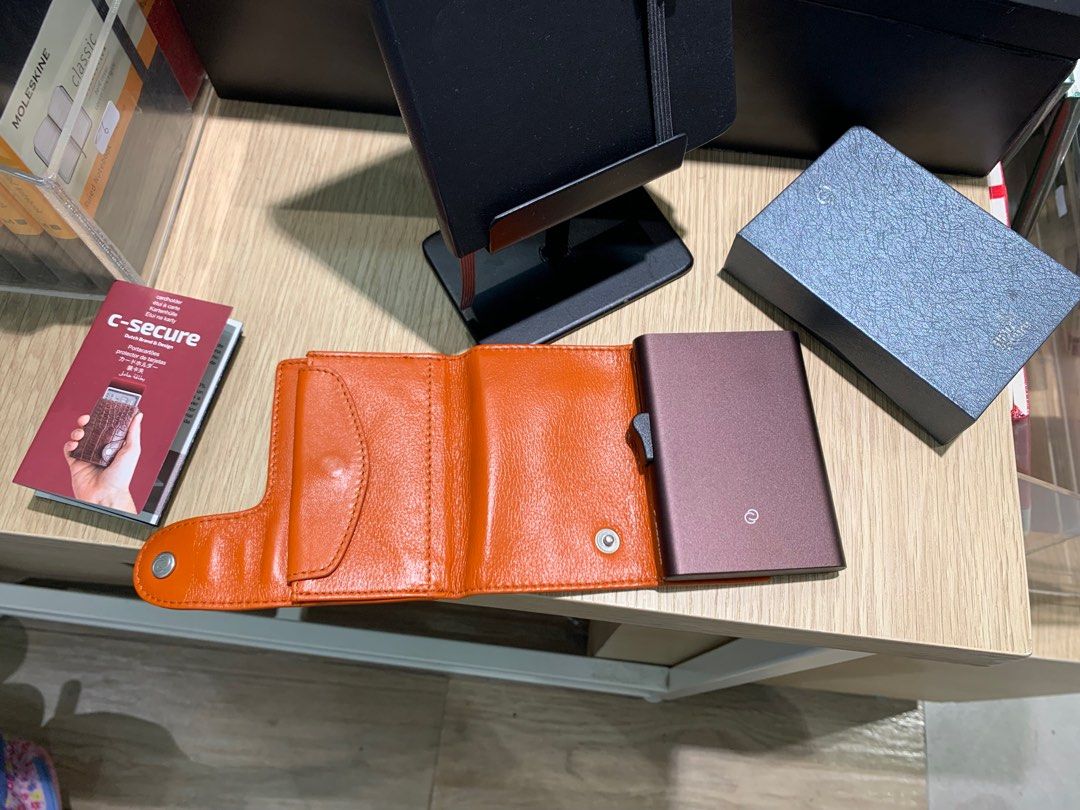 由 fashionrack (刊登 ID 1383613306，圖片 2) 提交，位於 桃園市 (Taoyuan) 的 荷蘭🇳🇱品牌 C-SECURE 義大利真皮防盜卡夾朋友夾 國外購入真品 (類別：精品配件)，說明：荷蘭🇳🇱品牌 C-SECURE 義大利真皮防盜卡夾朋友夾 國外購入真品。