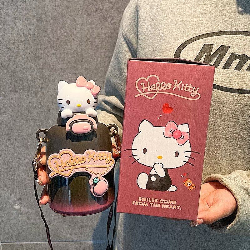 由 loveloveminnie (刊登 ID 1383517752，圖片 2) 提交，位於 台中市 (Taichung) 的 凱蒂貓 hello kitty 吸管水壺 水壺 水杯 附背帶 (類別：水杯、水壺)，說明：全新朋友送 用不到 便宜賣 前面參考 後面實拍 請以實拍為主 。