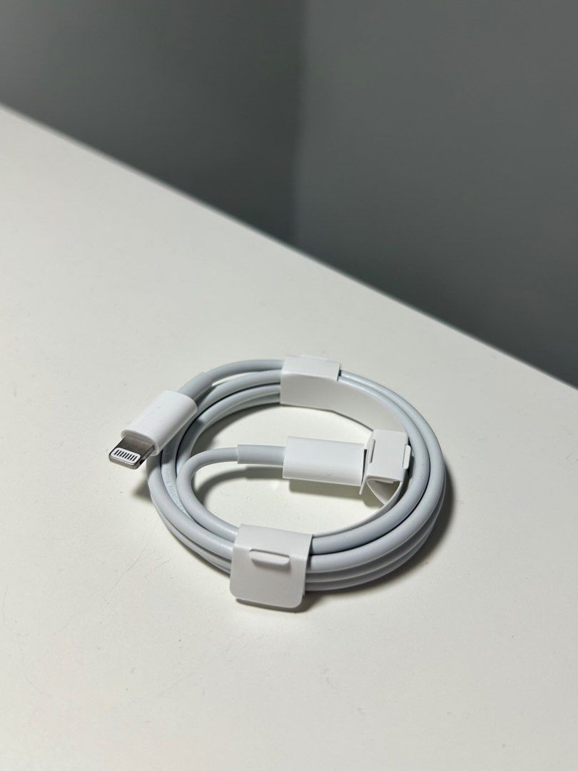 由 yusheng.peng (刊登 ID 1383549998，圖片 2) 提交，位於 新北市 (New Taipei) 的 蘋果原廠 USB-C 對 Lightning 連接線 (1 公尺) (類別：其他)，說明：新手機內附贈 原已有一條故售。