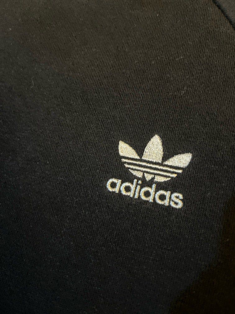 Adidas Sweatshirts P19.5 L26 (Category: Coats, Jackets and Outerwear) located in Banting. Submitted by af.bundlemix (Listing ID 1383604248, Image 3). Description: tag kena potong. condition padu.