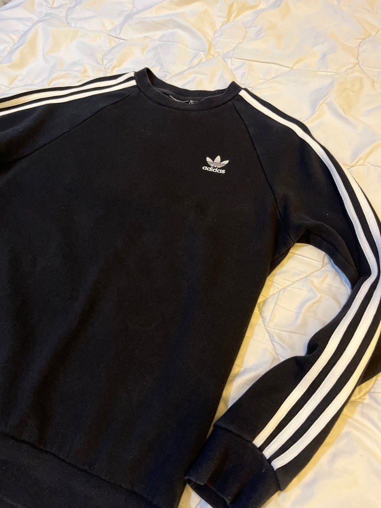 Adidas Sweatshirts P19.5 L26 (Category: Coats, Jackets and Outerwear) located in Banting. Submitted by af.bundlemix (Listing ID 1383604248, Image 2). Description: tag kena potong. condition padu.