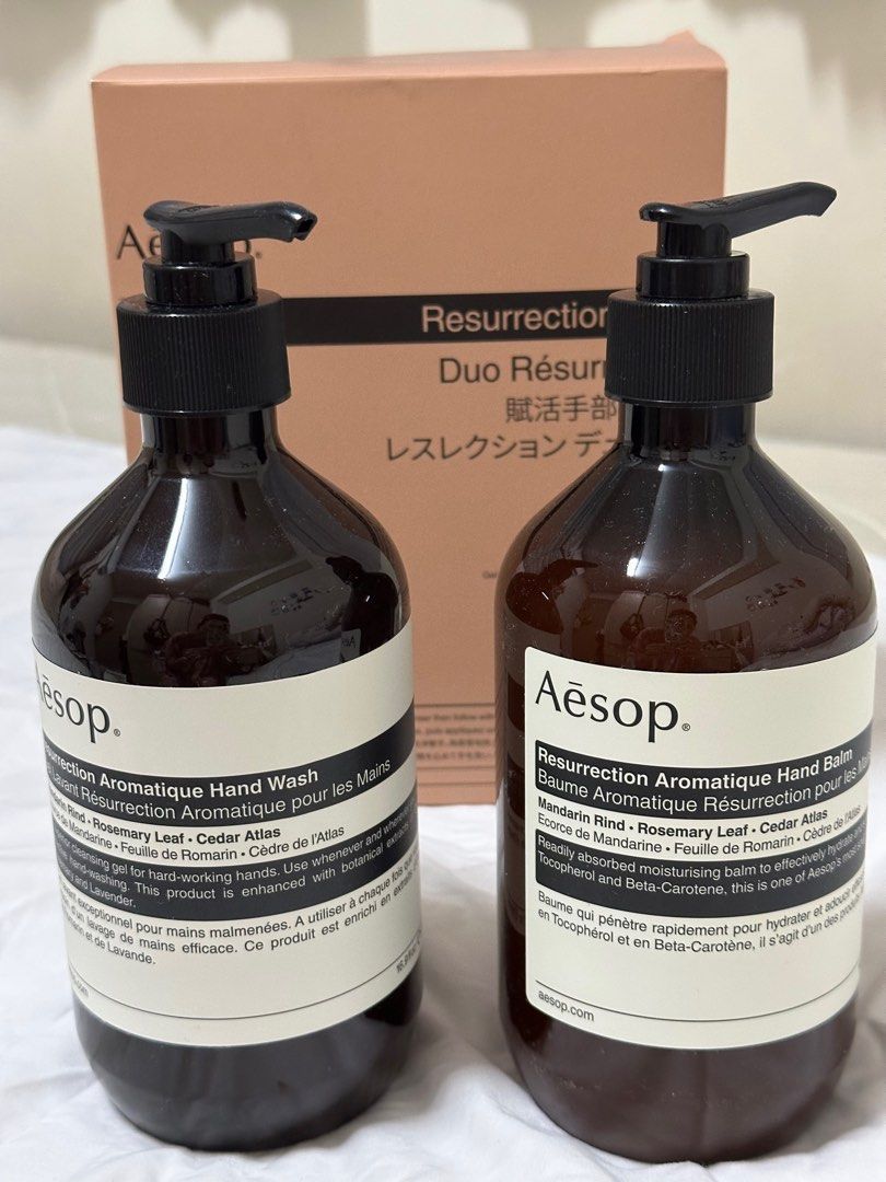 由 ballon22 (刊登 ID 1383505386，圖片 2) 提交，位於 桃園市 (Taoyuan) 的 Aesop賦活手部護理組500ml (類別：個人清潔保養)，說明：🌟Aesop 賦活芳香手部清潔露500ml+賦活芳香護手霜500ml（澳洲帶回） 🌟官網組合只有搭配75ml護手霜 🌟護手霜可以拿來當身體乳+洗手露洗完不乾澀！ 🌟買身體乳送洗手露超划算！！ 香氛 ​ 柑橘、樹木、草本清香 主要成分 ​ 柑橘,、迷迭香葉、大西洋雪松 。