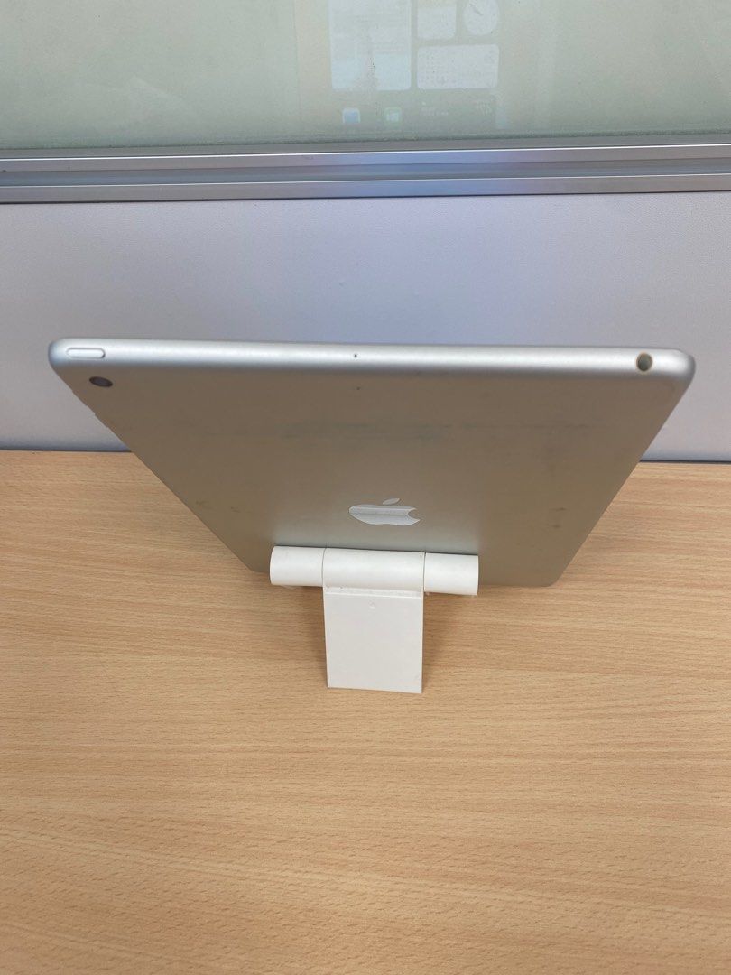 由 joycely.yang (刊登 ID 1383522117，圖片 3) 提交，位於 新北市 (New Taipei) 的 Apple iPad 5 wifi 32GB (3HLFC) (類別：平板電腦 - iPad)，說明：Apple iPad 5 wifi 32GB (3HLFC) DMPVM003HLFC 圖片即為實機 功能正常。 機況:邊框有使用痕跡如圖、螢幕有漏光如圖 外觀請參閱圖片。 適合追劇、上網。 無盒子、配件。 電池健康度88%。 本商品為二手機，提供保固1個月。。