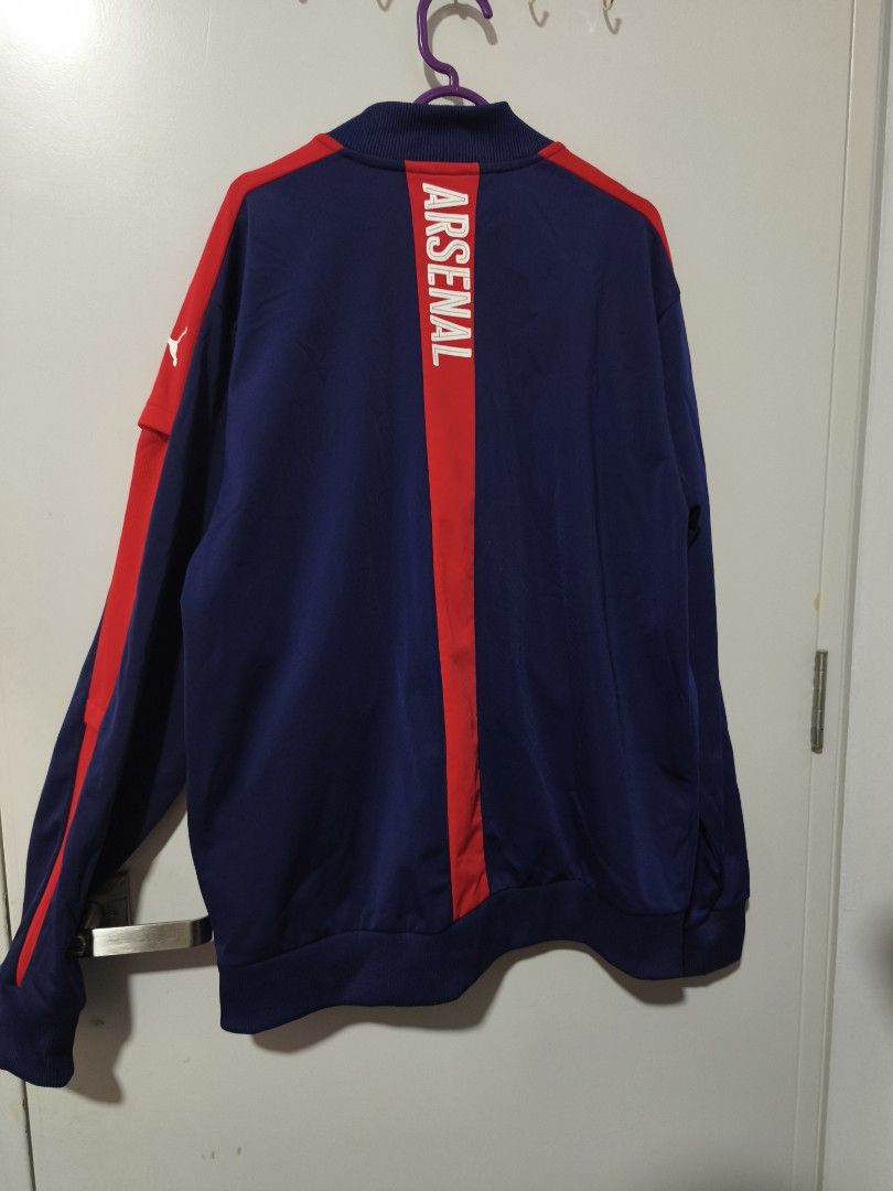 Arsenal Puma Jacket 2017/18 – Size L (Category: Coats, Jackets and Outerwear) located in Kuala Lumpur. Submitted by hfiydanish14488 (Listing ID 1383570957, Image 2). Description: Official Arsenal FC Puma jacket from the 2017/2018 season. Features Fly Emirates sponsor and classic red-blue colorway. Size L. Made in Malaysia. Good condition, lightly used with no major defects. Great for collectors or fans. (Can nego).