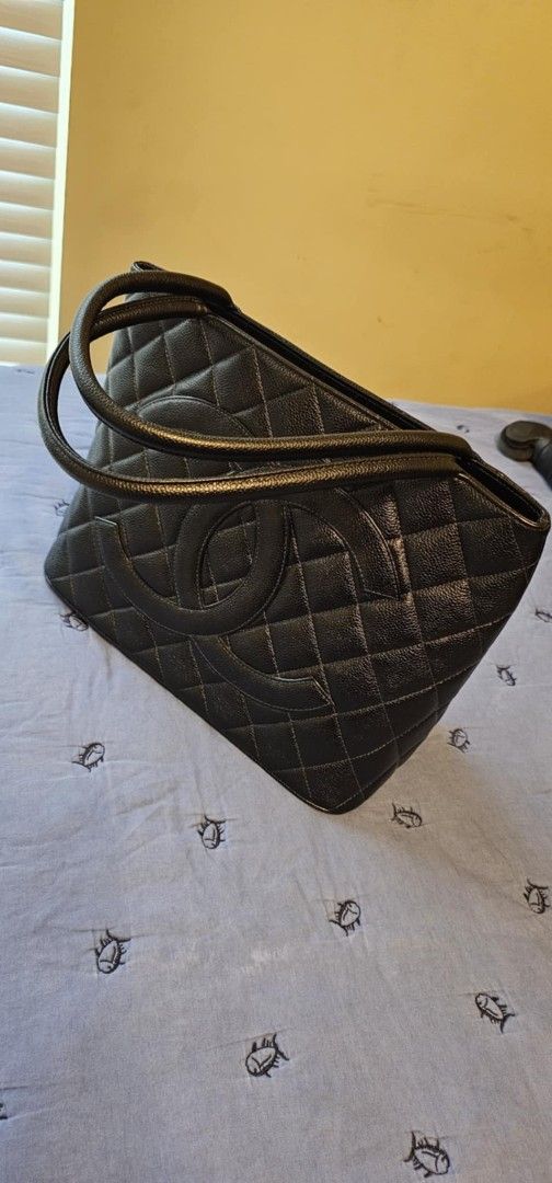Authentic Chanel Medallion Tote (Category: Luxury Bags & Wallets) located in Caloocan City. Submitted by det123123 (Listing ID 1383609389, Image 1). Description: Authentic Chanel Medallion Tote With Dust Bag.