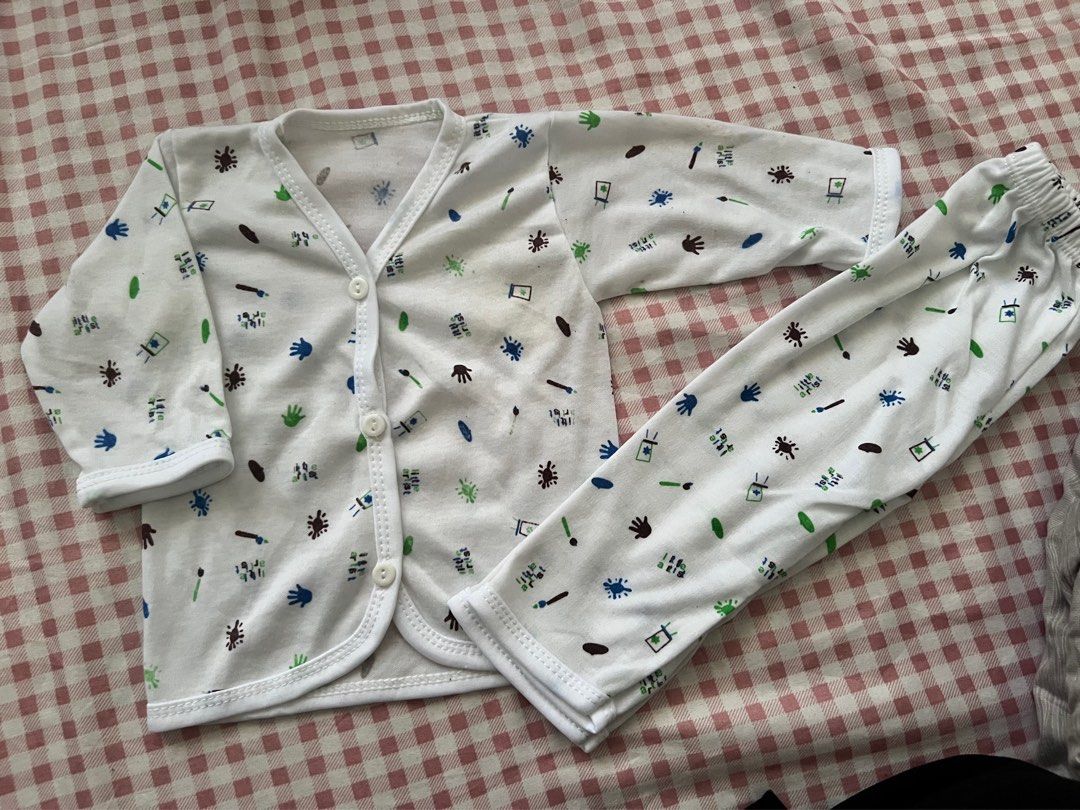 Baby 0-3m (Category: Babies & Kids Fashion) located in Jerteh. Submitted by reenstoree (Listing ID 1383530877, Image 1). Description: Saiz 0-3m.
