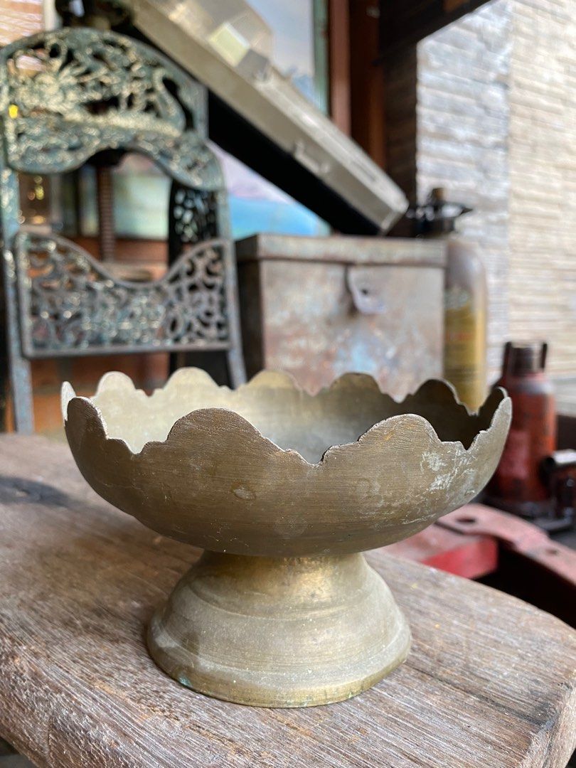 Bekas Tembaga Antik (Category: Vintage Collectibles) located in Bangi. Submitted by shzninaa (Listing ID 1383596034, Image 1). Description: Saiz : tinggi 3.5 inci x diameter 6 inci .