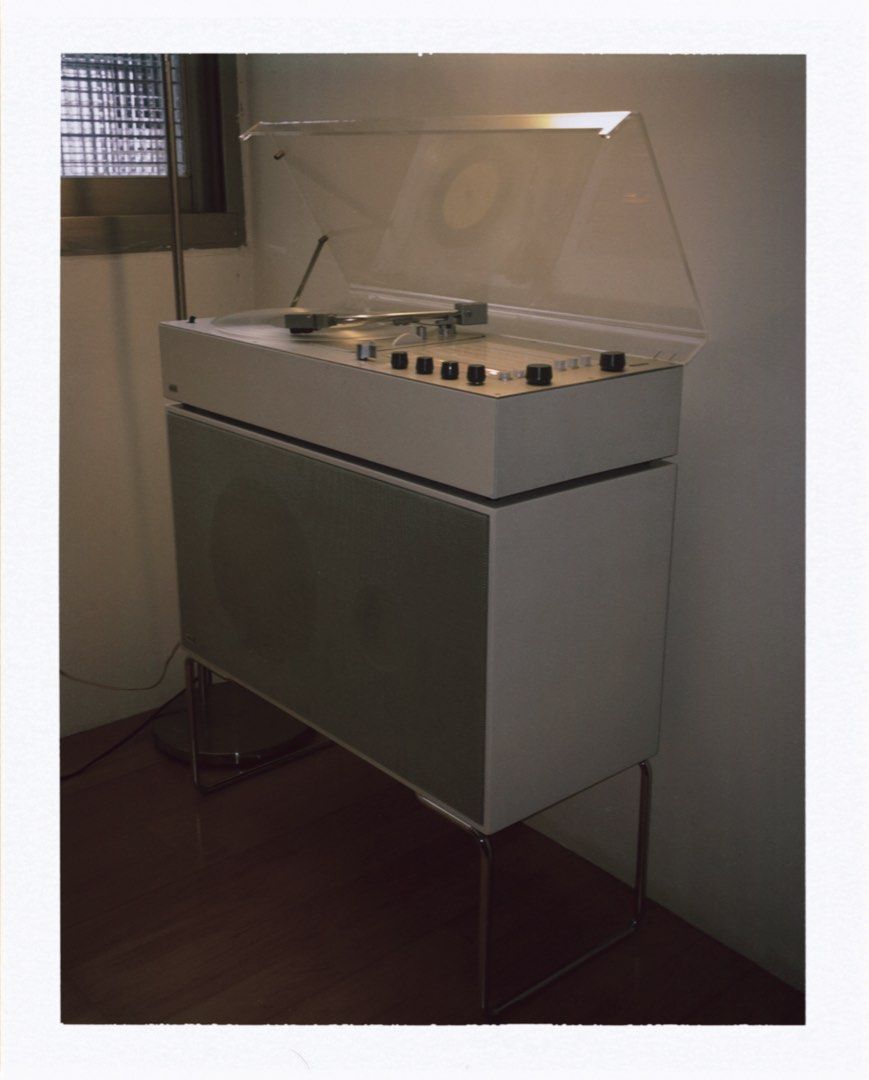 由 illegalbusiness (刊登 ID 1383612312，圖片 1) 提交，位於 台北市 (Taipei) 的 Braun TC40+L60 (類別：Soundbar、揚聲器、藍牙喇叭、耳擴)，說明：［出售］：Braun TC40+L60 ［狀況］：完美運行 ［介紹］： Braun TC 40（Audio 1 Radio‑Phonograph） 1962–64 年推出，由 Dieter Rams 設計，是 Braun 首款全晶體管式收音＋留聲結合系統。機體採金屬烤漆與亞克力材質，風格簡潔具有現代感，支援 AM、FM、LW、SW 波段。搭配外接喇叭使用，功率約 16 W（最高可達 28 W），重量約 16.5 kg，是設計與技術兼具的中世紀經典之作 。 Braun L60 L60喇叭是為了搭配1970 年代與 Braun Audio 系統（如 Audio 300、Audio 310）推出的立式揚聲器，由 Dieter Rams 設計。外觀採極簡主義風格，通常為木質箱體配金屬支