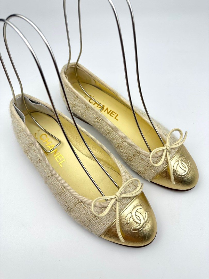 CHANEL Tweed CC Ballet Flats (Category: Sneakers & Footwear) located in Manila. Submitted by luvluxe.mnl (Listing ID 1383490421, Image 1). Description: Authentic Size 35 Such a gem!! 😍 Rare find!! Excellent condition Gandaaaa .