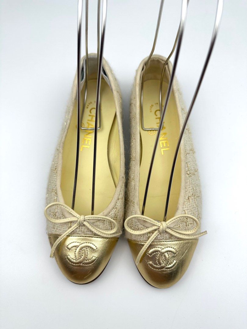 CHANEL Tweed CC Ballet Flats (Category: Sneakers & Footwear) located in Manila. Submitted by luvluxe.mnl (Listing ID 1383490421, Image 2). Description: Authentic Size 35 Such a gem!! 😍 Rare find!! Excellent condition Gandaaaa .