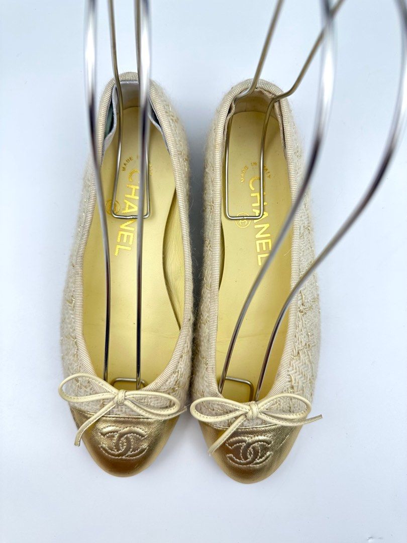 CHANEL Tweed CC Ballet Flats (Category: Sneakers & Footwear) located in Manila. Submitted by luvluxe.mnl (Listing ID 1383490421, Image 3). Description: Authentic Size 35 Such a gem!! 😍 Rare find!! Excellent condition Gandaaaa .