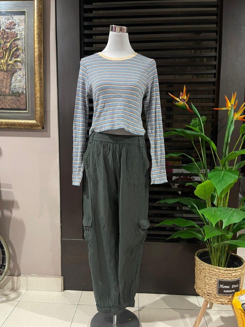Cotton On Cargo (Category: Other Bottoms) located in Kuala Lumpur. Submitted by nieydayusof15 (Listing ID 1383563228, Image 1). Description: Waist 15-17 Hip 22-23 Lenght 41 Army Green.