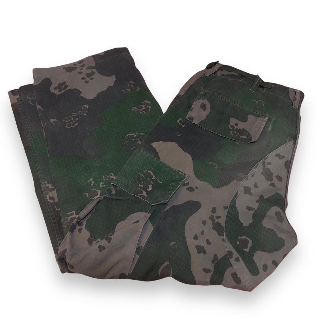 Dark Green Cargo Camouflage (Category: Jeans) located in Manila. Submitted by caine_gemz (Listing ID 1383495149, Image 3). Description: Dark Green Cargo Camouflage Size : 32 Waistline, 38 Length, 11 Thigh, 9 L.O Issue : Missing button’s & back pocket Condition : Good ₱400.