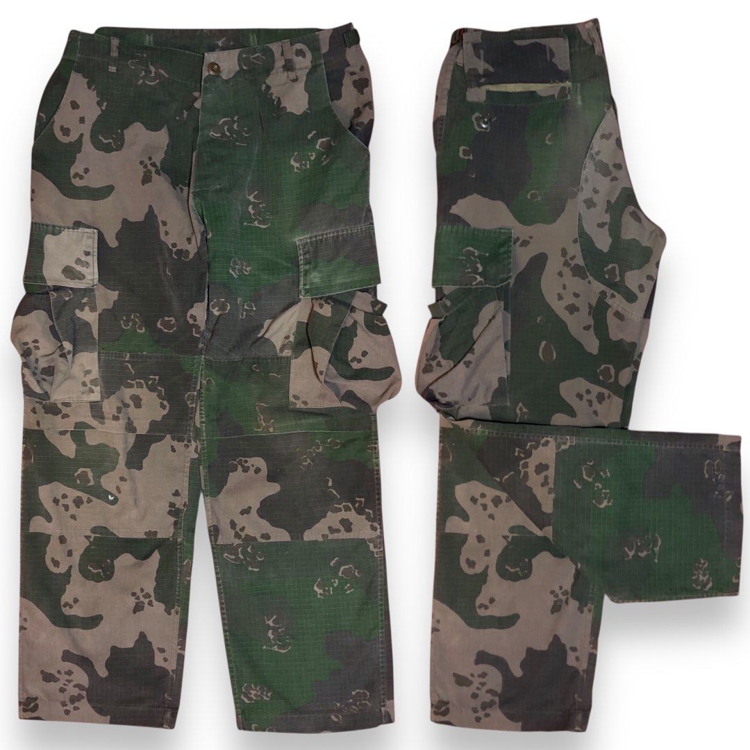Dark Green Cargo Camouflage (Category: Jeans) located in Manila. Submitted by caine_gemz (Listing ID 1383495149, Image 1). Description: Dark Green Cargo Camouflage Size : 32 Waistline, 38 Length, 11 Thigh, 9 L.O Issue : Missing button’s & back pocket Condition : Good ₱400.