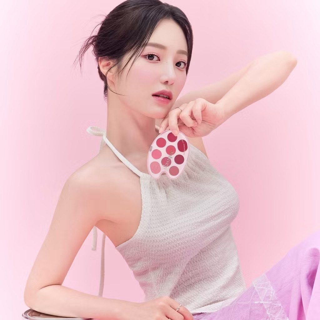 由 cat.vostro (刊登 ID 1383510856，圖片 1) 提交，位於 高雄市 (Kaohsiung) 的 🩷全新品附外盒DASIQUE 兩用心情繪畫唇頰盤 (類別：唇部彩妝、保養)，說明：韓國聖水店DASIQUE親自帶回🇰🇷 全新有外盒！唇頰盤03 pink coloring 希望有緣人帶走❤️便宜售～ 再送花洛莉亞免膠假睫毛✨ 賣場另售💚綠番茄微晶緊緻精華 30ml 使用過一次！有外盒 用了發現自己買錯款想賣出🥲 保證正品！去韓國olive young購入的。