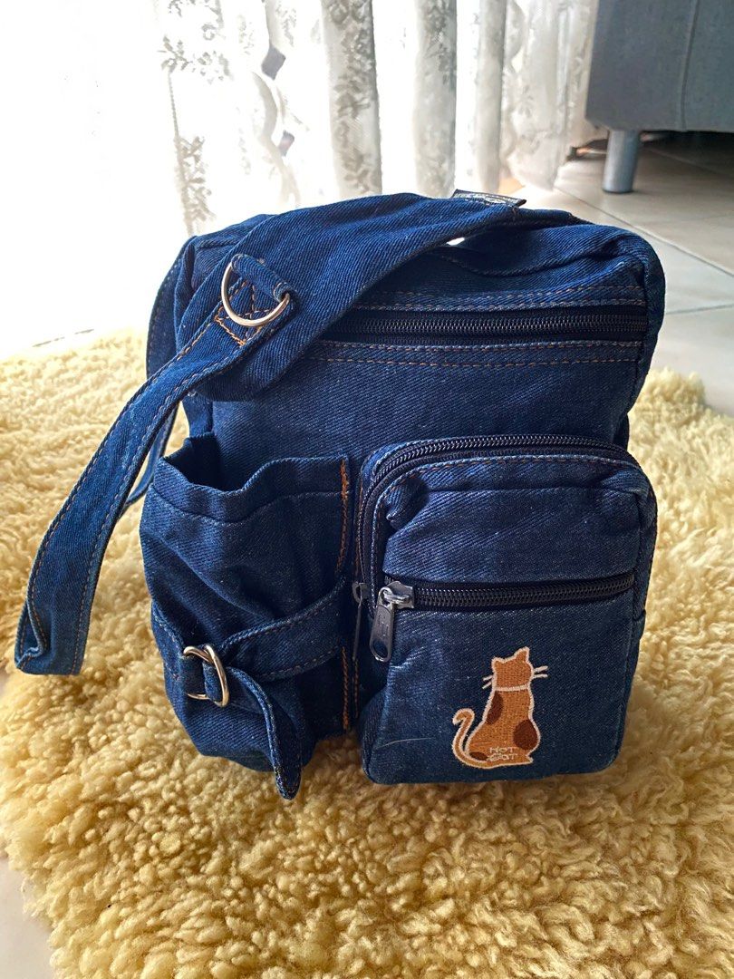 Denim Crossbag (Category: Babies & Kids Fashion) located in Petaling Jaya. Submitted by lemarirobohh (Listing ID 1383551578, Image 1). Description: Condition rujuk gambar Material denim Size 21cm tapak x tinggi 24cm Warna pekat macam baru. ‼️item bundle sudah basuh ❌fussy dan tidak boleh terima condition barang ‼️postage Poslaju sahaja RM 10 / boleh beli terus melalui carousell button. ‼️post HARI SABTU dan AHAD SAHAJA ❌NO DFOD/COD/ SELFPICKUP/SW