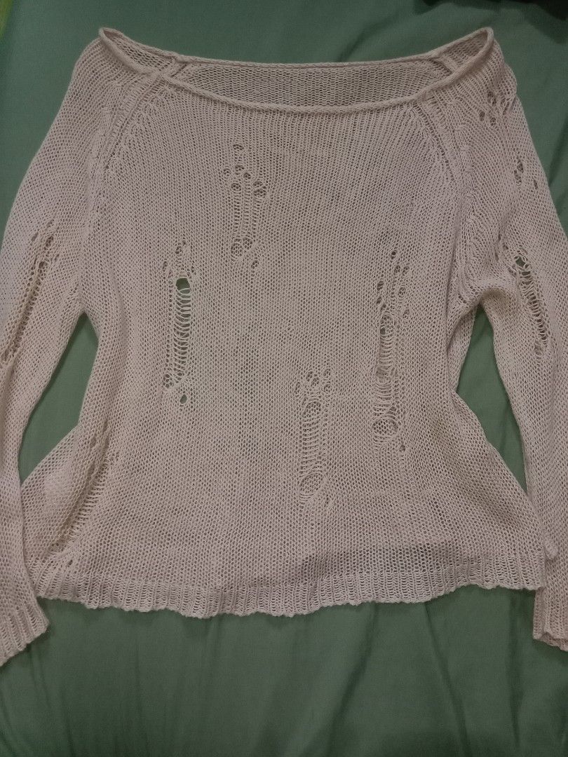 Distressed knitted beige long sleeve alt (Category: Longsleeves) located in Manila. Submitted by 90ninety (Listing ID 1383525748, Image 2). Description: Size M Walang issue.