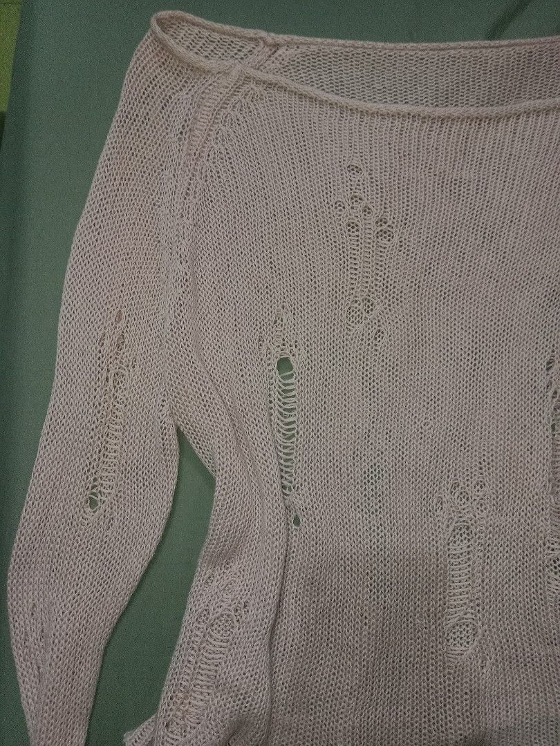 Distressed knitted beige long sleeve alt (Category: Longsleeves) located in Manila. Submitted by 90ninety (Listing ID 1383525748, Image 3). Description: Size M Walang issue.