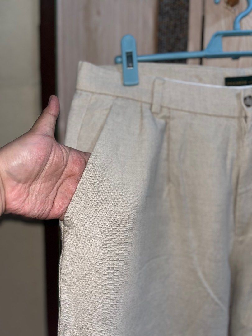 Dockers Premium Unisex Plus Size Pants (Category: Trousers) located in Caloocan City. Submitted by sns_finds (Listing ID 1383476486, Image 3). Description: No issues, maganda as in. Fabric is parang canvas na medyo malambot. Straight cut siya na semi-wide leg yung fit. Kasya waist 34.5 Length is 36.5 inches .