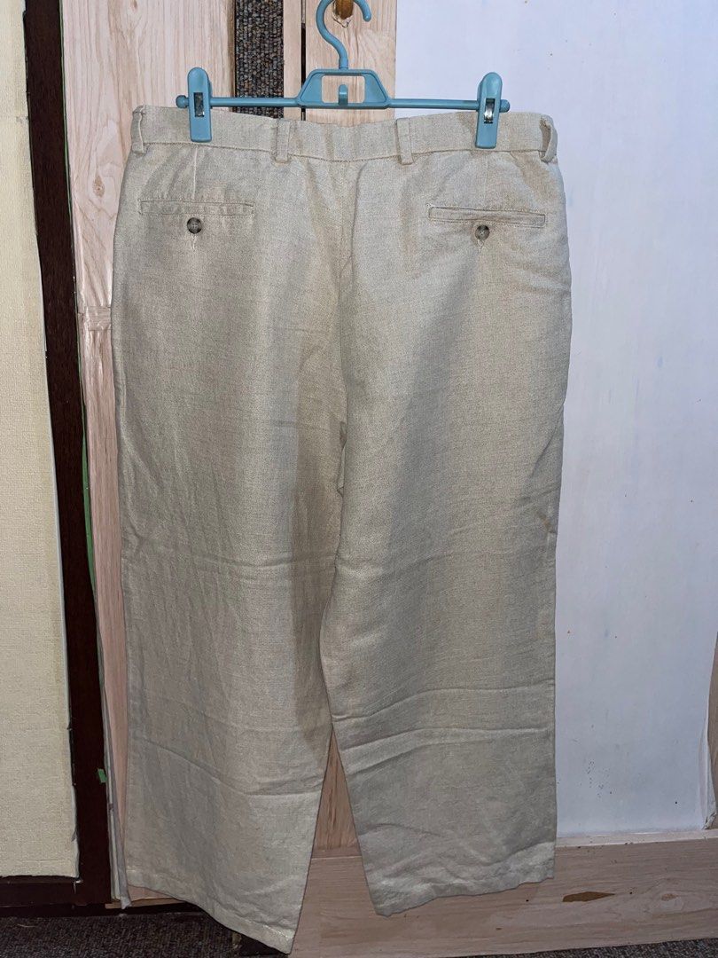 Dockers Premium Unisex Plus Size Pants (Category: Trousers) located in Caloocan City. Submitted by sns_finds (Listing ID 1383476486, Image 2). Description: No issues, maganda as in. Fabric is parang canvas na medyo malambot. Straight cut siya na semi-wide leg yung fit. Kasya waist 34.5 Length is 36.5 inches .