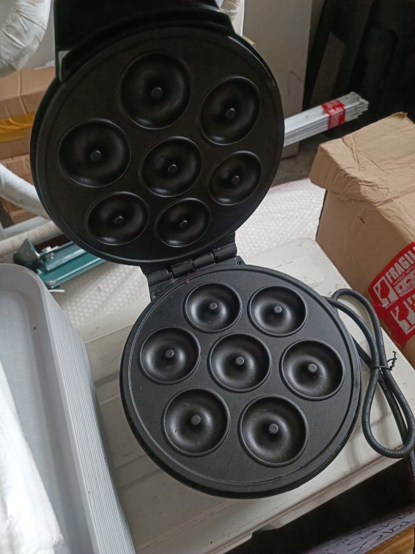 Electric Mini Donut Maker (Category: Breadmakers) located in Quezon City. Submitted by dada.chad (Listing ID 1383584972, Image 3). Description: Location: Near Ateneo, QC or Summerhills Exec. Village, Antipolo.